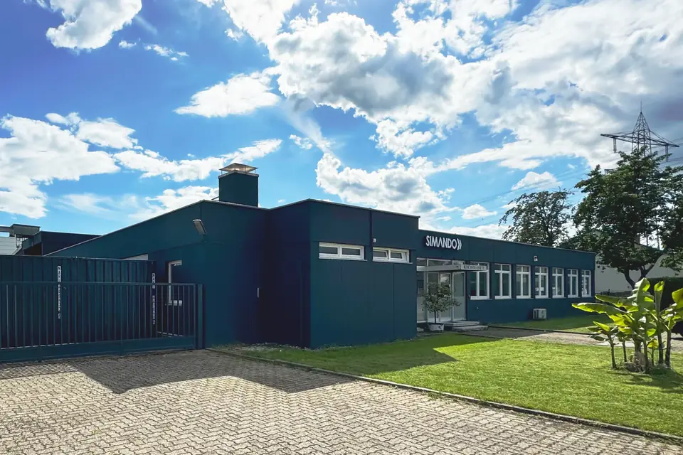 Firmengebäude der SIMANDO in Eggenstein-Leopoldshafen mit dem Eingang Boschstraße 5 bei blauem Himmel