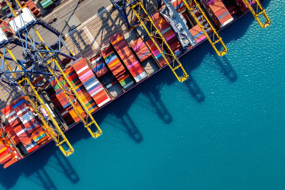 Beladenes Containerschiff am Kai, von oben fotografiert